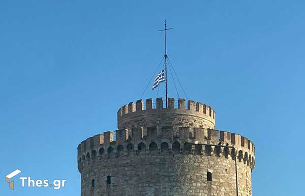 Θεσσαλονίκη: Μεσίστια η σημαία στον Λευκό Πύργο για τον Μίκη Θεοδωράκη