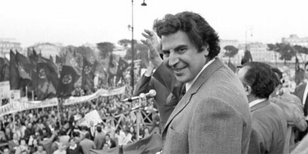 Ο Μίκης Θεοδωράκης πάει να συναντήσει τον Κοζανίτη πιανίστα,διευθυντή της ορχήστρας του Γιάννη Διδίλη