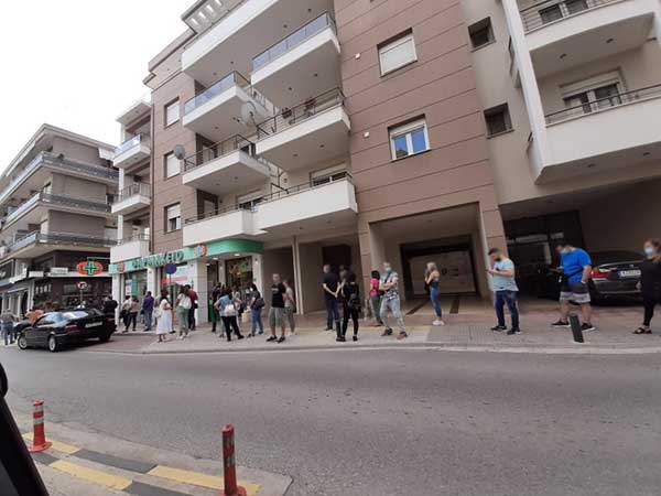 Ουρές στην Κοζάνη για ένα rapid test