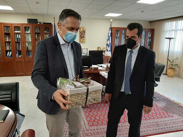 Τα δώρα του περιφερειάρχη στον υπουργό υγείας Θάνο Πλεύρη
