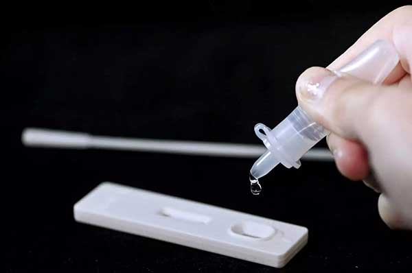 Από τη Δευτέρα η δωρεάν διάθεση των self tests για εμβολιασμένους και μη