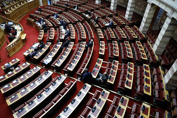 Στη Βουλή η τροπολογία για τα 50 GB στους νέους που εμβολιάζονται