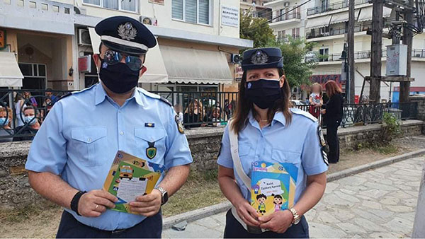 Ενημερωτικά φυλλάδια τροχαίας και σχολικά προγράμματα διανεμήθηκαν από τροχονόμους σε μαθητές Δημοτικών Σχολείων σε περιοχές της Δυτικής Μακεδονίας