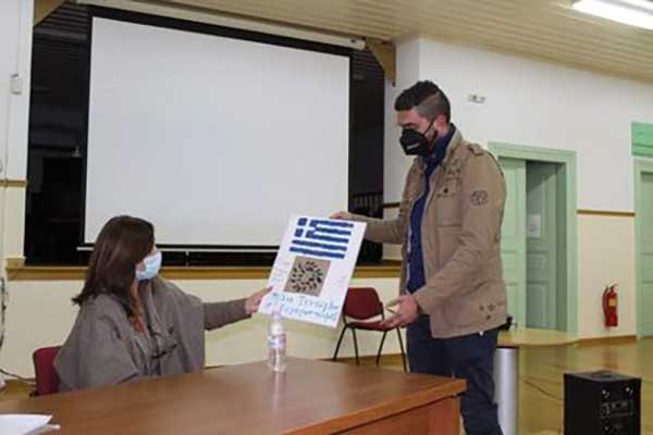 Η μητέρα του χρυσού Ολυμπιονίκη Μίλτου Τεντόγλου στο 1ο Δημοτικό Σχολείο Σιάτιστας – Συζήτηση με τους γονείς των μαθητών