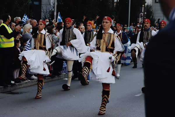 Επικεφαλής του αγήματος της Προεδρικής φρουράς στην χθεσινή μεγαλειώδη παρέλαση στη Στουτγκάρδη ο Καψάλης Γεώργιος (Υπ/λγος Πεζικού) με καταγωγή από τα Σέρβια Κοζάνης