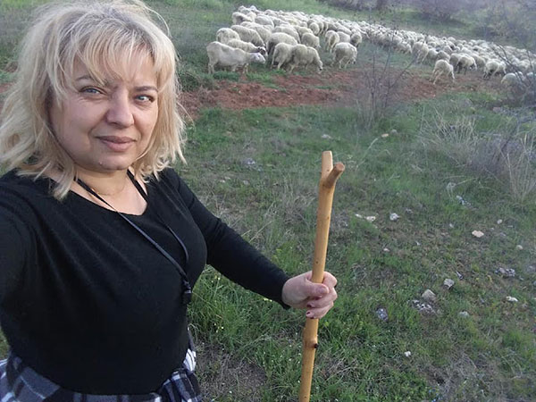 Η αγρότισσα- κτηνοτρόφος από τα Λεύκαρα Κοζάνης, Στέλλα Λάσπα με τα 700 πρόβατα… Τι μήνυμα στέλνει με αφορμή τη χθεσινή “Διεθνής ήμερα Αγρότισσας”