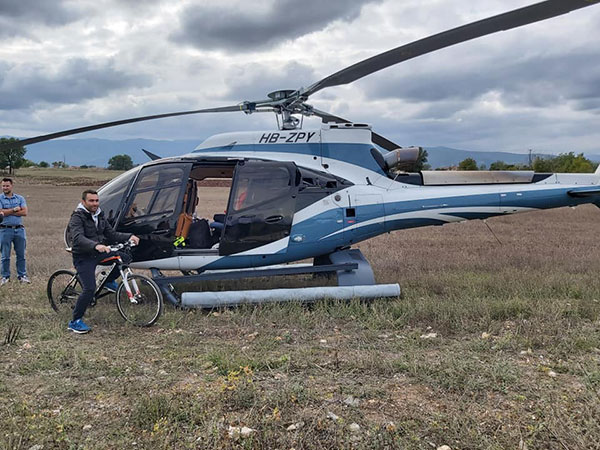 Ελικόπτερο με ελβετούς προσγειώθηκε στην Καρυδίτσα