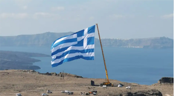 28η Οκτωβρίου: Η μεγαλύτερη ελληνική σημαία υψώθηκε στη Σαντορίνη – Δείτε βίντεο
