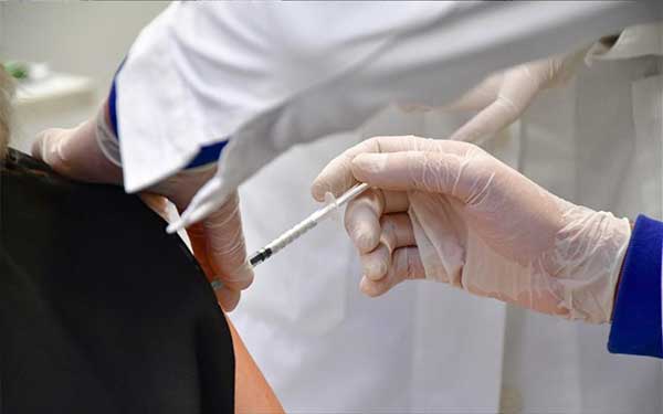 Στις 9 Οκτωβρίου ανοίγει η πλατφόρμα για την τρίτη δόση εμβολίου στους άνω των 50