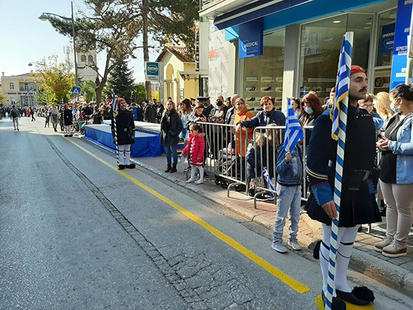 Έτοιμη η εξέδρα των επίσημων με τους 3 τσολιάδες
