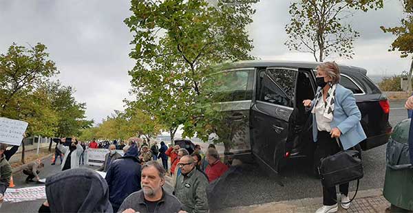 Με γιουχαρίσματα υποδέχτηκαν την Ελίζα Φερέιρα οι εργαζόμενοι και συνταξιούχοι της ΔΕΗ