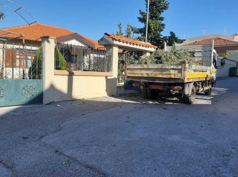 Δημήτρης Κοσμίδης:Για άλλη μία φορά αυτοκίνητο του Δήμου καθαρίζει αυλές σπιτιών