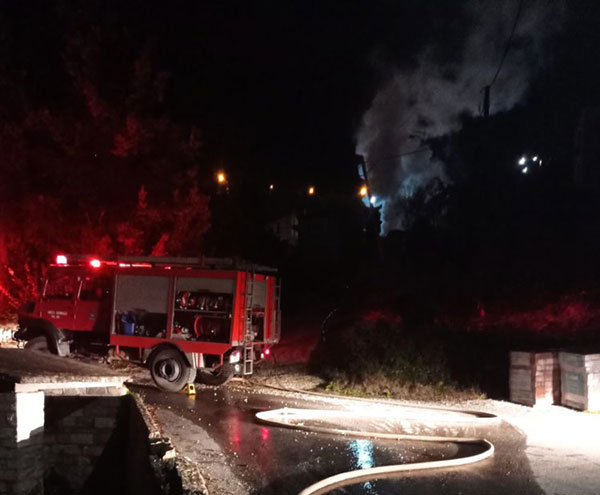 Κάηκε μονοκατοικία στον Πεντάλοφο (Φωτογραφίες)