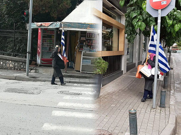 Μια γυναίκα με ελληνική σημαία γυρνά στην πόλη της Κοζάνης