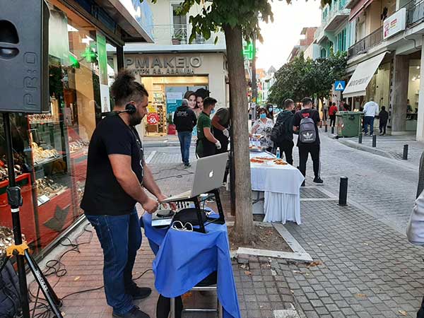 Ο dj Γιώργος Μπατιάνης στη Μακεδονομάχων “τονώνει” την αγορά της Κοζάνης