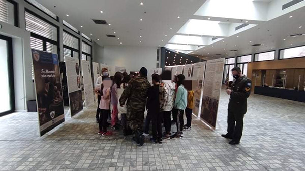 «Το Μουσείο πάει Σχολείο»: Συνεχίζεται η έκθεση κειμηλίων του Πολεμικού Μουσείου στο χώρο της Δημοτικής Βιβλιοθήκης