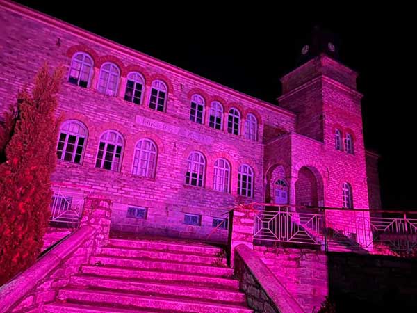 Στα χρώματα του ροζ φωταγωγήθηκε και η Νίκειος Σχολή στο Νυμφαίο με αφορμή το μήνα πρόληψης κατά του καρκίνου του μαστού