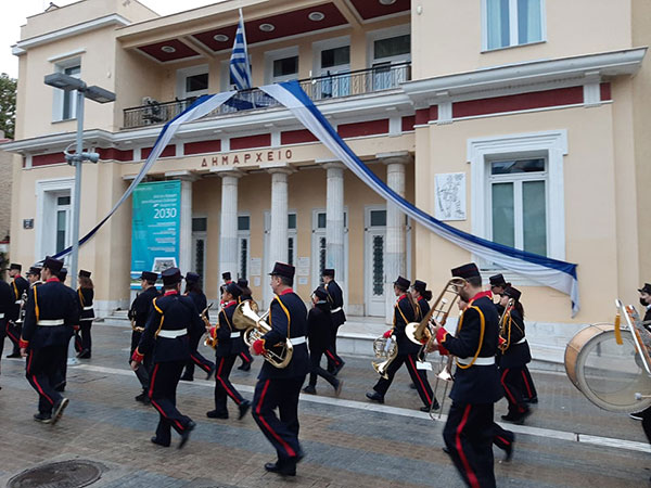 Η Πανδώρα παιανίζει τον εωθινό της ημέρας-Η Κοζάνη γιορτάζει τα Ελευθέρια της πόλης