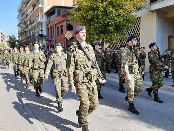 Ο στρατός παρελαύνει στην Κοζάνη -Η Ελλάδα ποτέ δεν πεθαίνει