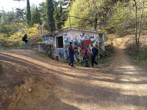 Τρία κορίτσια καθαρίζουν τον χώρο κάτω από το υπαίθριο θέατρο Κοζάνης