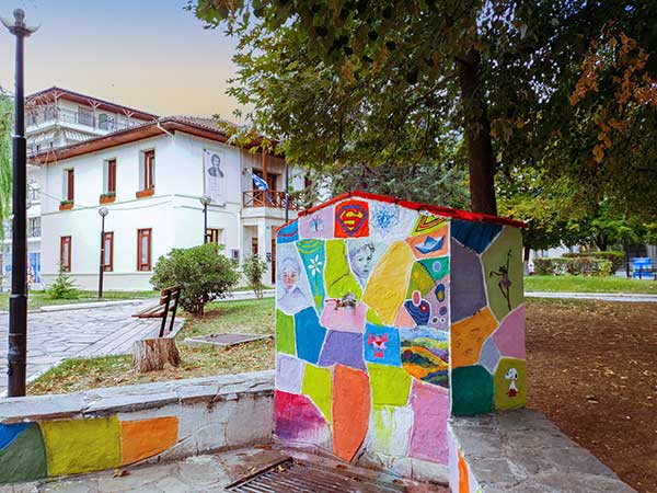 Ο υπαίθριος χώρος της Δημοτικής Βιβλιοθήκης Πτολεμαΐδας μεταμορφώθηκε σε Πάρκο Λογοτεχνών