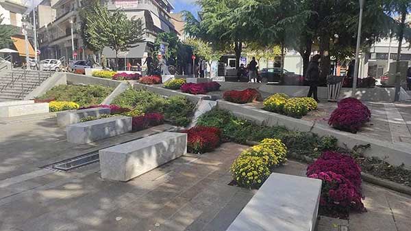 Με όμορφα χρώματα γέμισε η κεντρική πλατεία Κοζάνης