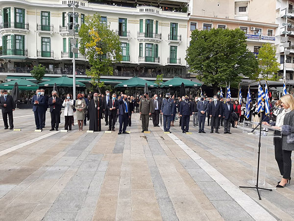 Η ανάκρουση του εθνικού ύμνου στην κεντρική πλατεία – Ενός λεπτού σιγή για τους πεσόντες