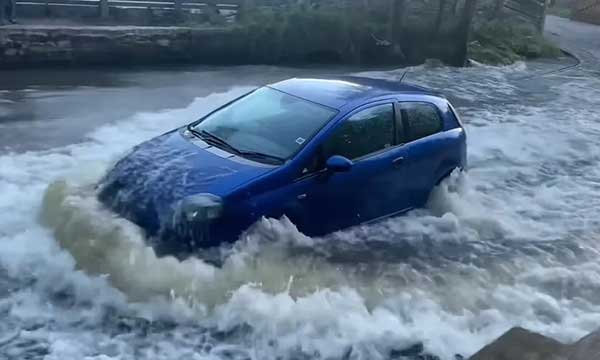 Τι γίνεται αν περάσεις με το αυτοκίνητο μέσα από πολύ νερό;