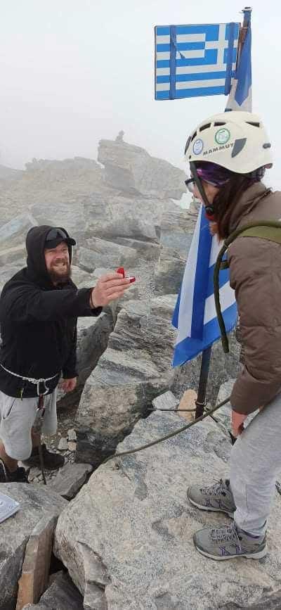 Ο Θανάσης από την Καρυδίτσα κάνει πρόταση γάμου  στην Ελισάβετ  στα 2.918 μέτρα στον Όλυμπο