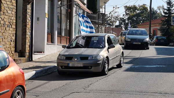 Σιάτιστα – Κομβοϊ αυτοκινήτων με ελληνικές σημαίες έκαναν παρέλαση στους κεντρικούς δρόμους της πόλης