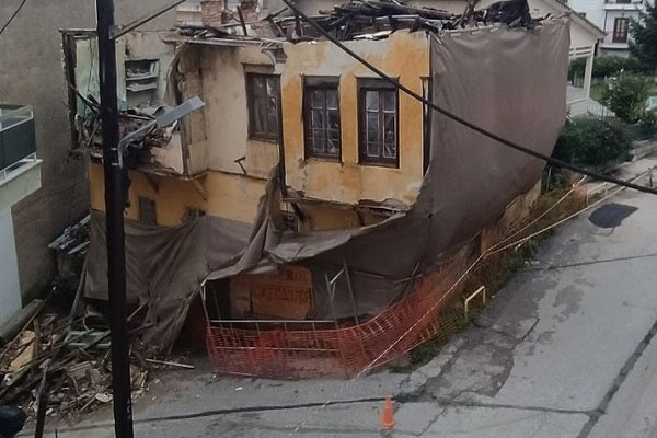 Κατέρρευσε τμήμα ακατοίκητου σπιτιού στην Καστοριά