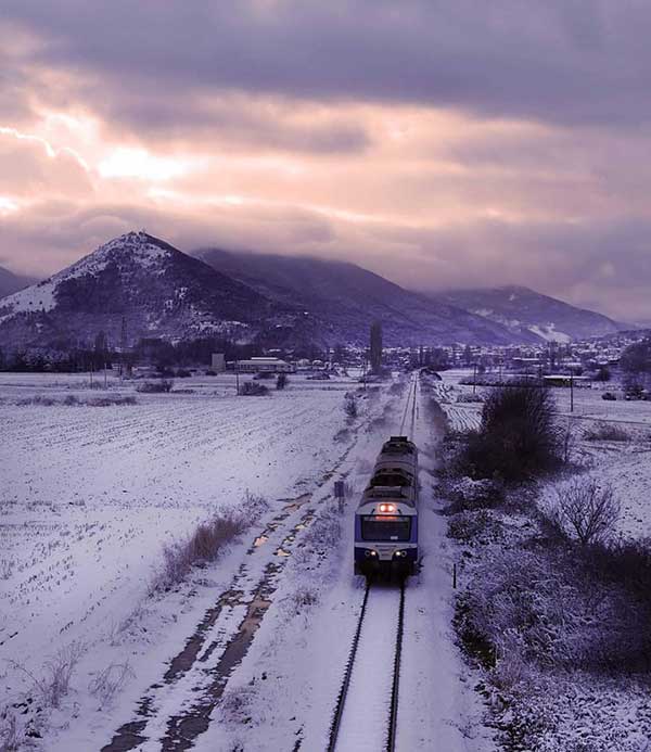 Το χιονισμένο τοπίο και το τρένο στο Αμύνταιο