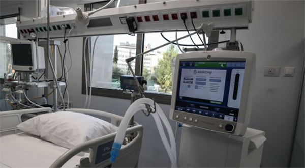 Κοροναϊός: Αναδιατάξεις σε ιατρικό προσωπικό και κίνητρα σε γιατρούς μετά την έκρηξη κρουσμάτων – Τι αποφασίστηκε στο Μαξίμου