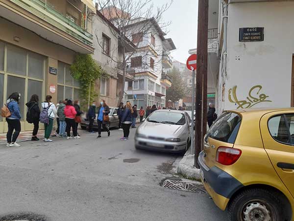 Ουρές στον ΕΟΔΥ για ένα rapid test- Πολλοί μαθητές
