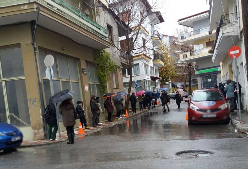 Με τις ομπρέλες έξω από τον ΕΟΔΥ Κοζάνης