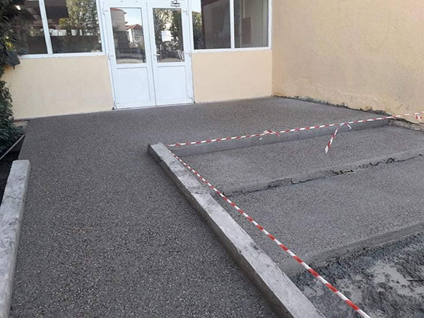 2 ο Γενικό Λύκειο Κοζάνης: Συνεχίζονται οι εργασίες ολοκλήρωσης της ανακατασκευής της εισόδου από την αυλή με ράμπα ΑΜΕΑ