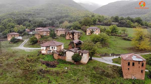 Καστοριά: Το ερειπωμένο χωριό Γάβρος που έχει αποτελέσει τα σκηνικά αρκετών κινηματογραφικών ταινιών