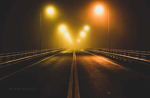 Πάνω στη γέφυρα και μέσα στην ομίχλη
