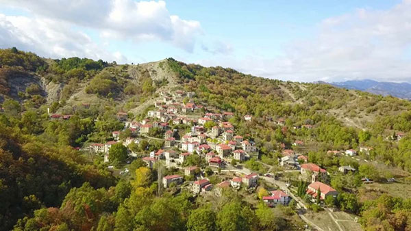 Ένα ορεινό χωριό στα Γρεβενά τόσο όμορφο που θυμίζει κινηματογραφικό σκηνικό