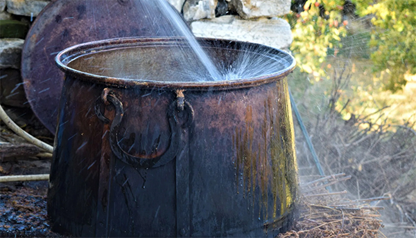 Καζανέματα: Τα καζάνια άναψαν και φέτος -Το έθιμο που ταξιδεύει από τη Μακεδονία έως την Κρήτη