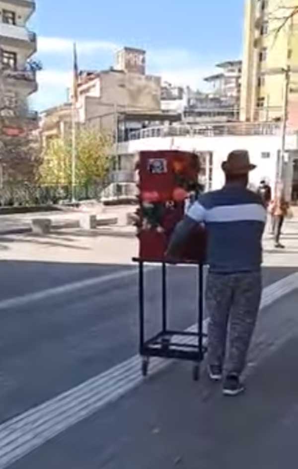 Λατέρνα, φτώχεια και φιλότιμο στον κεντρικό πεζόδρομο της Κοζάνης