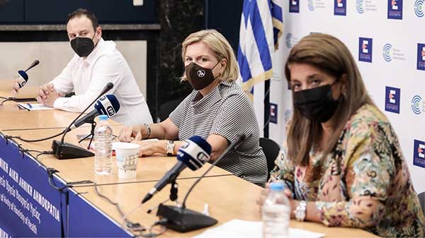 Χάθηκαν 64 άνθρωποι κάτω των 60 ετών, χωρίς υποκείμενα νοσήματα, από τον Σεπτέμβριο, λέει η Παπαευαγγέλου