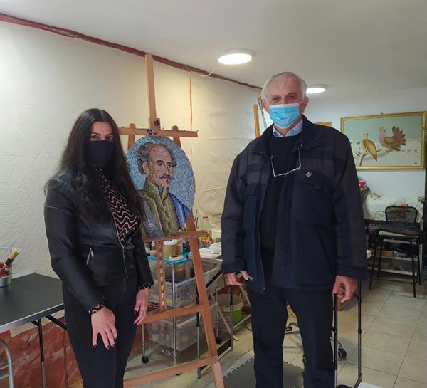 Επίσκεψη της Όλγας Πουταχίδου στο εργαστήρι του ψηφοθέτη Ιωάννη Παπαδόπουλου, στην Πτολεμαΐδα