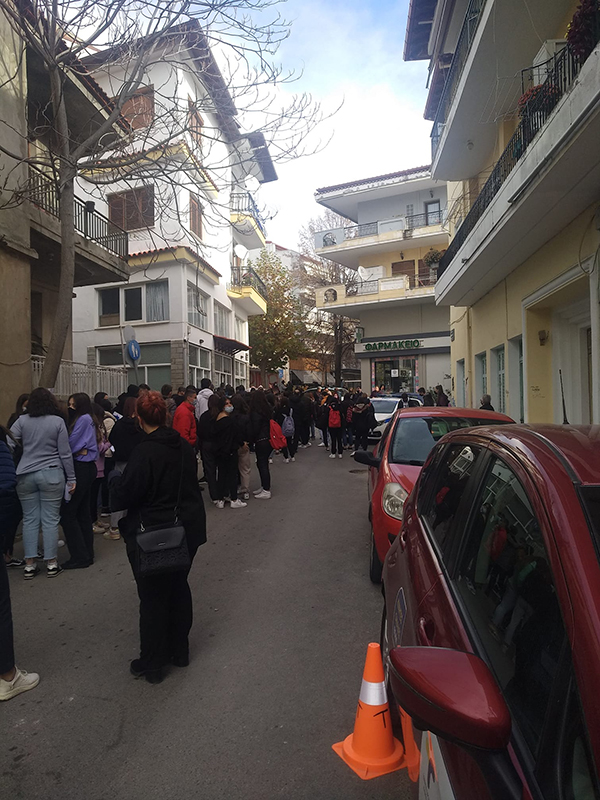 Ατελείωτες οι ουρές στον ΕΟΔΥ από το πρωί της Δευτέρας