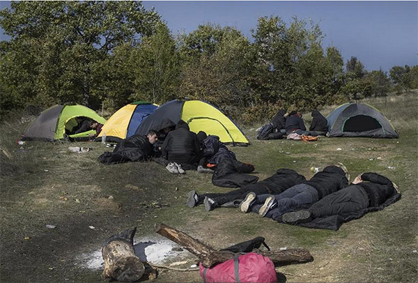 Εγκλωβισμένοι στην νεκρή ζώνη Ελλάδας-Αλβανίας – Μια μικρή Ειδομένη στην Ιεροπηγή Καστοριάς
