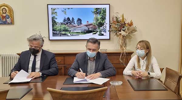 Υπογραφή συμβάσεων μεταξύ του Περιφερειάρχη Δ. Μακεδονίας Γ. Κασαπίδη και του Δημάρχου Βοΐου Χ. Ζευκλή για έργα οδοστρωσίας