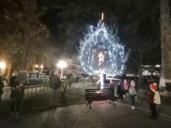 Πραγματοποιήθηκε εχθές το άναμμα του Δέντρου στην Πλατεία Εράτυρας