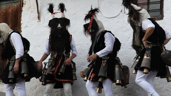 Καλικάντζαροι, φωτιές, ζωόμορφες μεταμφιέσεις και κωδωνοφορίες – Από την παραμονή των Χριστουγέννων μέχρι την παραμονή των Φώτων καταγράφονται έθιμα, με αντοχή στον χρόνο