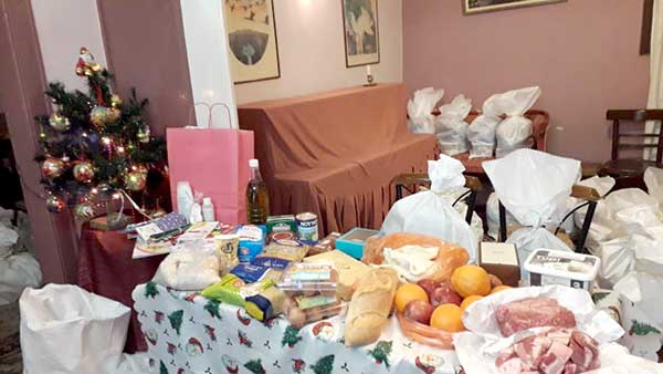 100 εορταστικά δέματα σε οικογένειες από το Φιλοπρόοδο Σύλλογο – Δωράκια και για τα παιδιά του δεκατιανού
