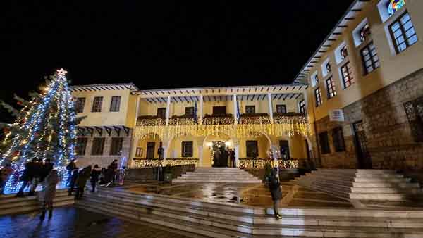 Φωταγωγήθηκε το χριστουγεννιάτικο δέντρο στη Σιάτιστα